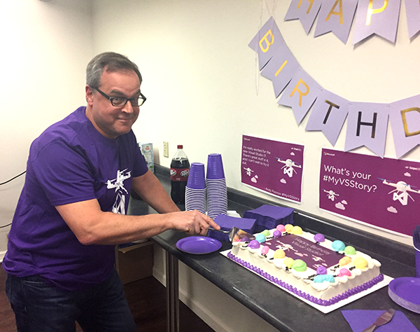 高级工程师 John Juback 切 Visual Studio 的生日蛋糕