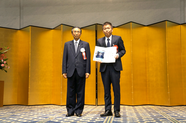 LeySer 全球事业部长，石川先生领取奖杯和证书